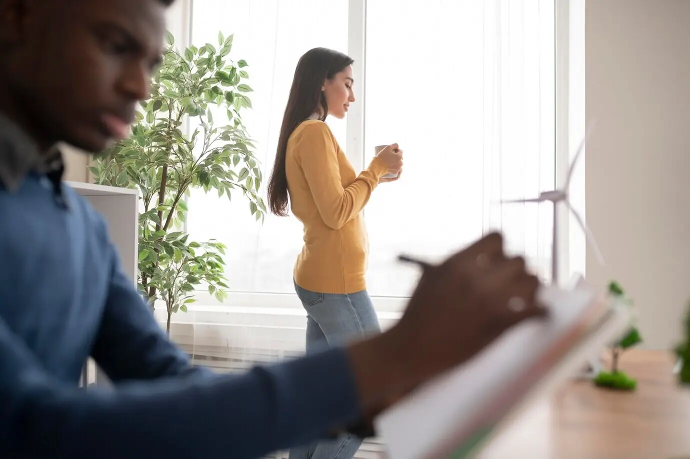 Nahaufnahme eines Kollegen bei der Arbeit