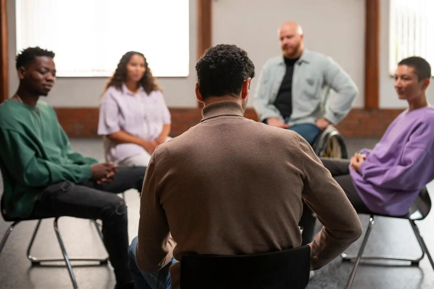 Menschen, die sich in einer Selbsthilfegruppe treffen.