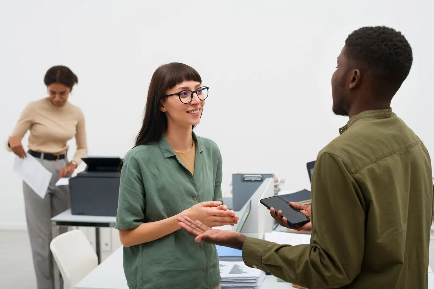 Mittlere Einstellung von Menschen, die sich bei der Arbeit unterhalten.