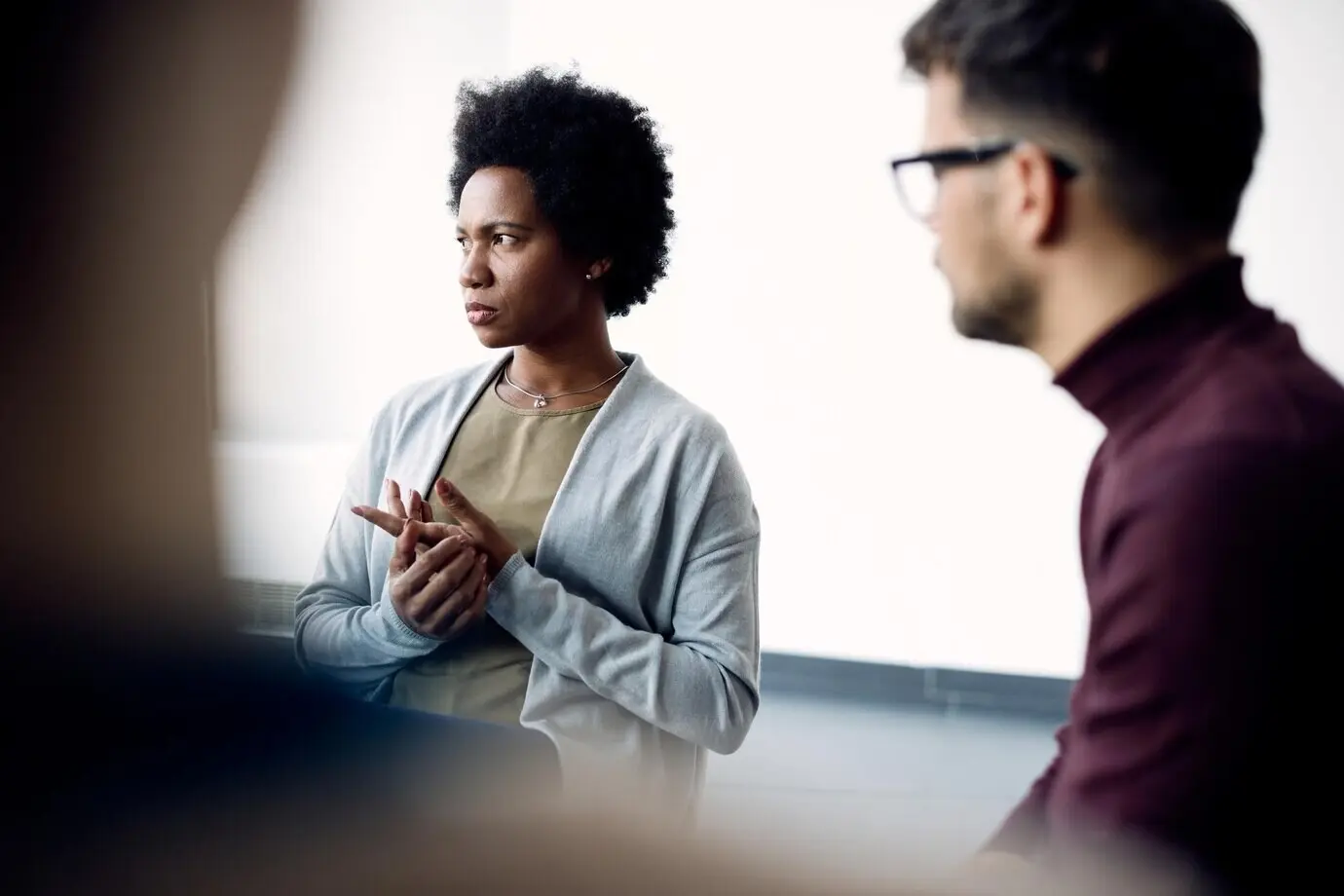 Eine Afroamerikanerin spricht, während sie an einer Gruppentherapie in einem Gemeindezentrum teilnimmt.